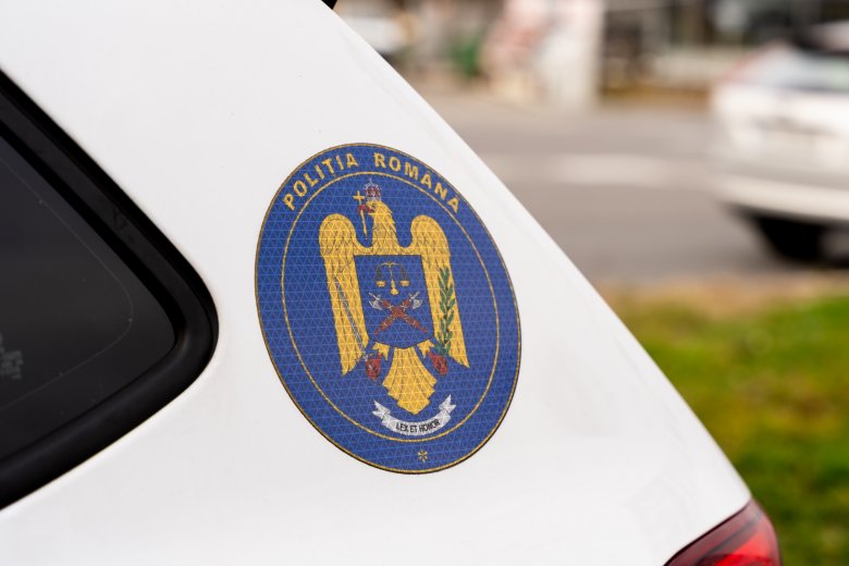 Kigyulladt a forgalomban egy rendőrségi Logan