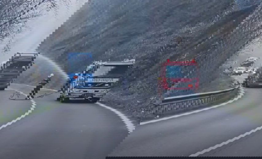 Lezárták a forgalmat az Olt völgyében egy robbanásveszélyes tartálykocsi miatt