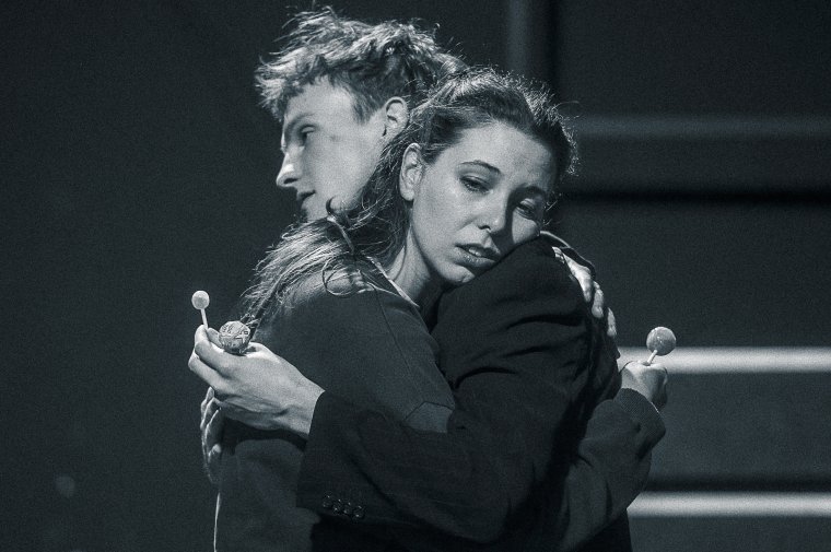 Premier a temesvári színházban: zavarba ejtően aktuális régi darab a széthulló érzésvilágról