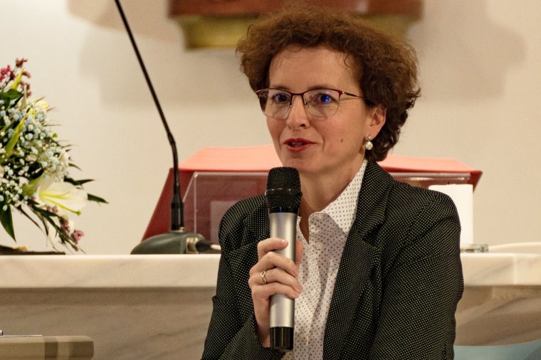 A katolikus egyház „emberi arcai” – Kötetben Gagyi Katinka erdélyi papokkal, szerzetesekkel készített interjúi