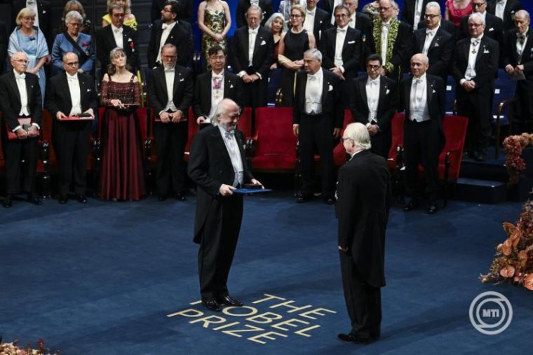 Krasznahorkai László átvette az irodalmi Nobel-díjat