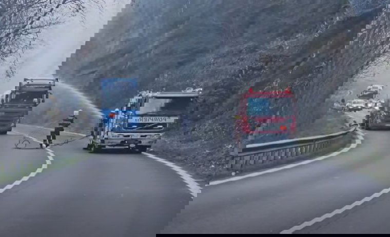 Lezárták a forgalmat az Olt völgyében egy robbanásveszélyes tartálykocsi miatt