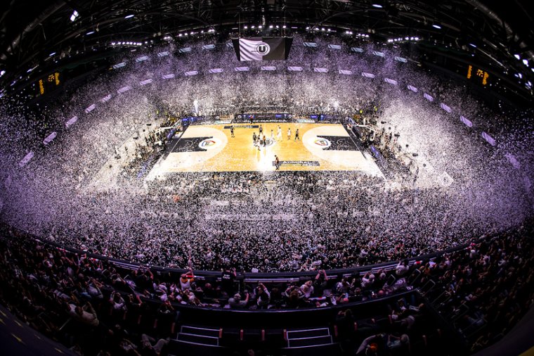 Amerikát idéző kosárlabda-őrület Kolozsváron: 10 ezer néző előtt nyert a sztárvendég