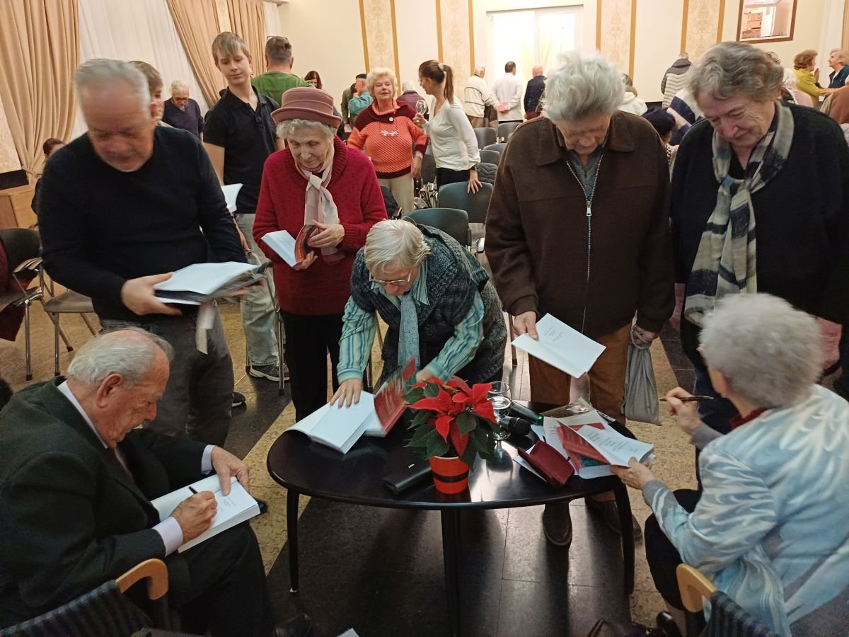 A könyvbemutató végén sok régi ismerős dedikáltatta a szerzőkkel a kötetet •  Fotó: Pataky Lehel Zsolt