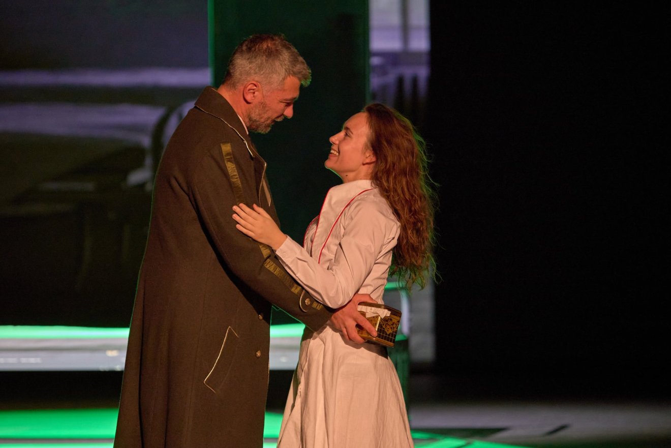 Apa és lánya. Vitay tábornok (Farkas Loránd) és Gina (Kozma Veronika) •  Fotó: Biró István / Kolozsvári Állami Magyar Színház