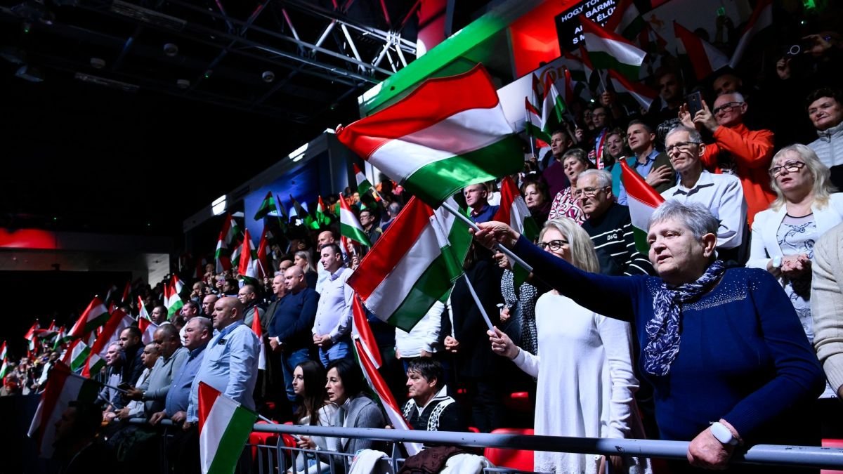 Résztvevők a nyíregyházi háborúellenes gyűlésen &bullet;  Fotó: Facebook/Fidesz