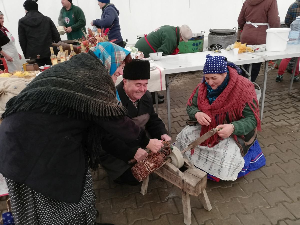 Ha a pálinkát a köszörűkőre öntik, élesebb marad a gazda szeme... &bullet;  Fotó: Pataky Lehel Zsolt