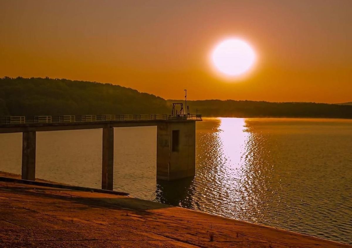 Naplemente a feltóti tó partján •  Fotó: Facebook/Lacul Tauț