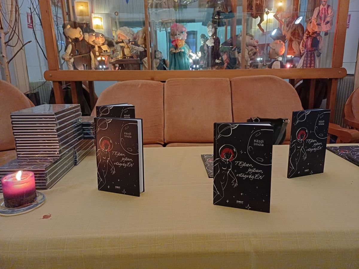 A borítóterv is a lánya, Rézi munkája •  Fotó: Pataky Lehel Zsolt