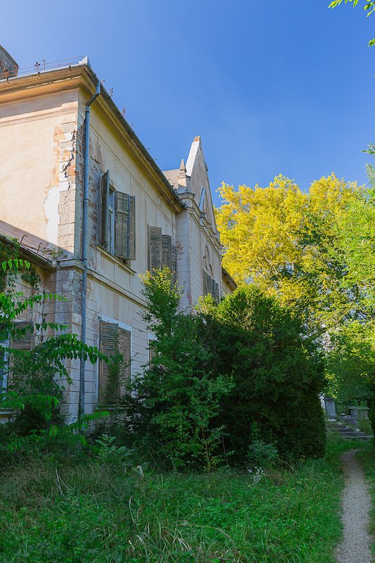 A kastélypark is elvadult •  Fotó: kastelyerdelyben.ro/Szabó Tamás