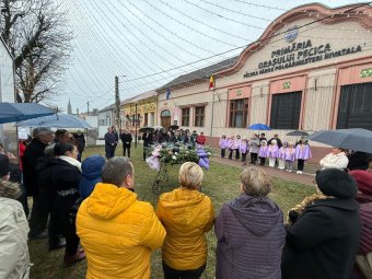 Közösségteremtő erejű adventi gyertyagyújtás Pécskán