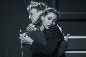 Premier a temesvári színházban: zavarba ejtően aktuális régi darab a széthulló érzésvilágról