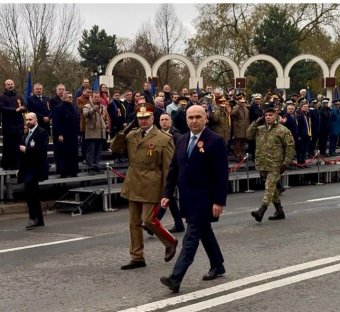 Kifütyülték a miniszterelnököt Gyulafehérváron, az államfő Bukarestben „népfürdőzött” a román nemzeti ünnepen