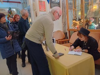 Kézdi Imola: a költészet lehet buli, játék és mindenkihez szólhat