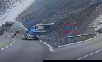 Lezárták a forgalmat az Olt völgyében egy robbanásveszélyes tartálykocsi miatt