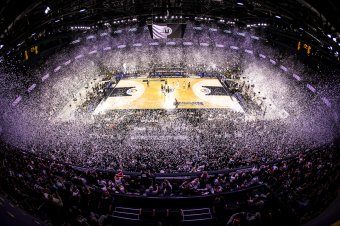 Amerikát idéző kosárlabda-őrület Kolozsváron: 10 ezer néző előtt nyert a sztárvendég