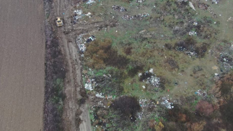 Drónnal szúrták ki, elkobozták az illegális szemétlerakóban dolgozó munkagépet Biharban