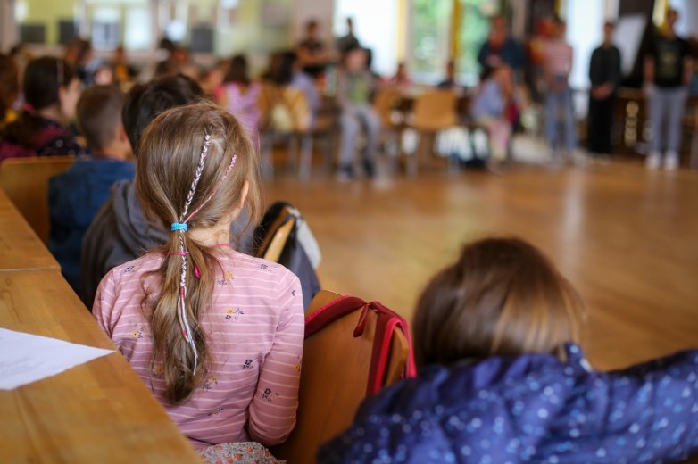Miért keresnek egyre többen más utat az állami iskola helyett? – Az alternatív oktatás térnyerése Erdélyben