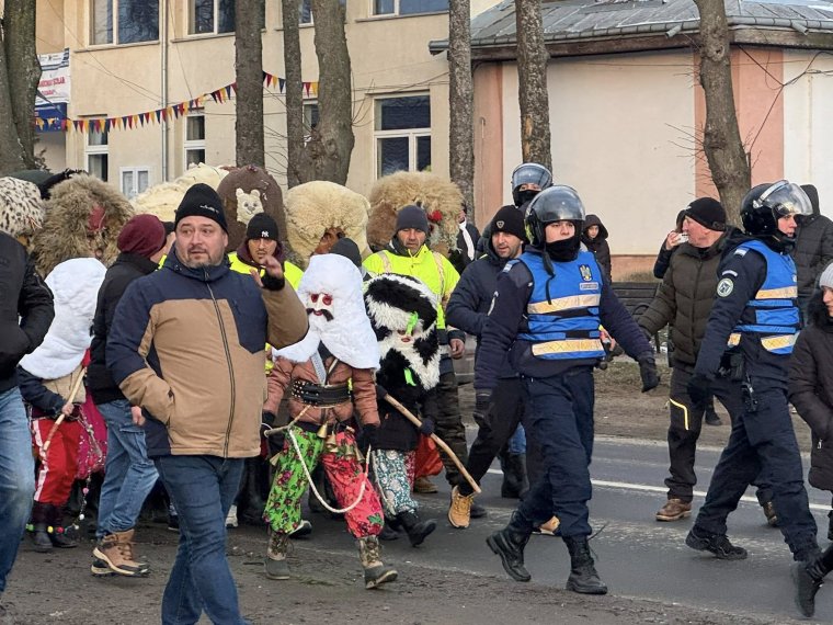 Könnygázzal akadályozták meg a hagyományos román bunkósbotos verekedést