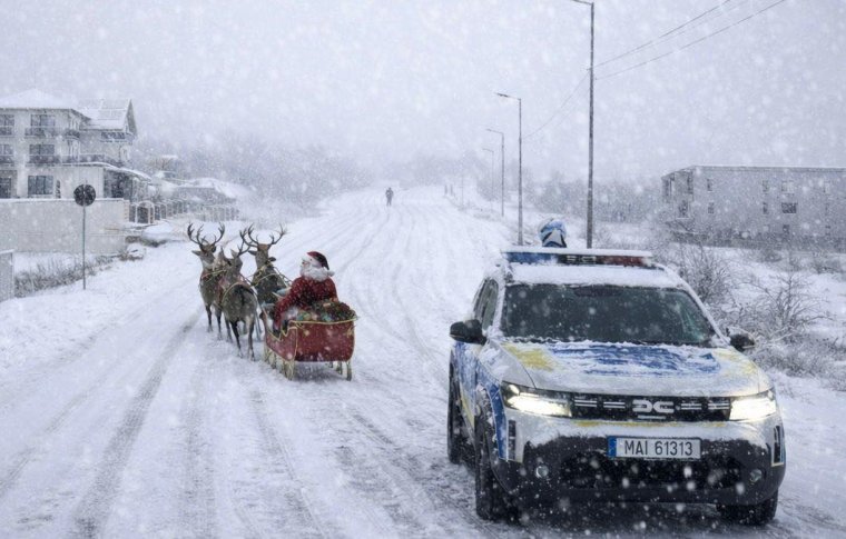 Heves hóviharok miatt lezárták a Transzalpina utat, a turistákat lekísérték az üdülőből