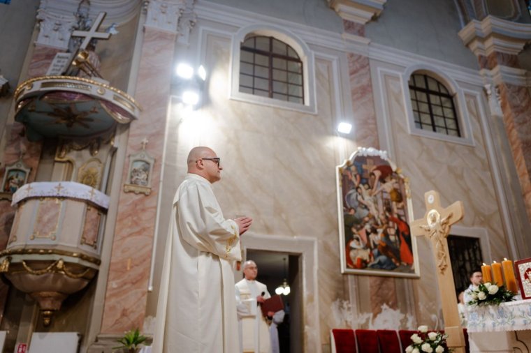 „A közképviselet előnyére válik, ha az illető hívő” – Diakónussá szentelték Orosz Krisztofer Levente alpolgármestert