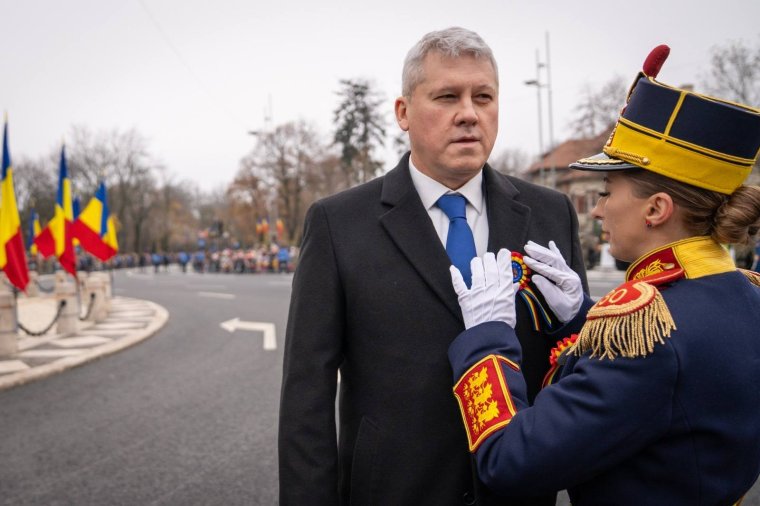 Itthon a lemondását követelik, Amerikában kitüntetik a román minisztert