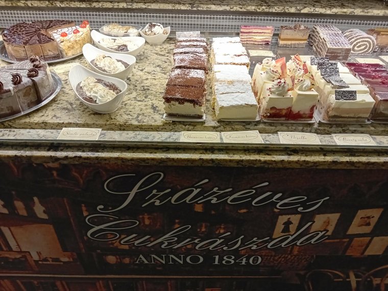 Édes időutazás Gyulán: érdemes belekóstolni a Százéves Cukrászda kínálatába
