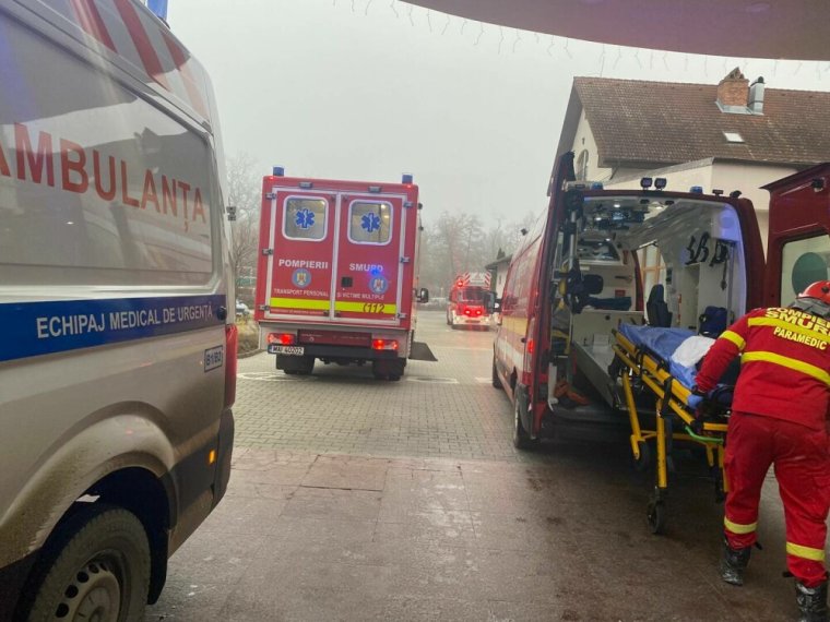 Beomlott egy luxusszálloda beltéri medencéje fölötti mennyezet, búvárokat is bevetnek