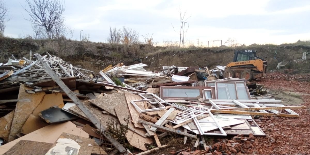 A pénzbírság megfizetése mellett a terület megtisztítására is kötelezték a szeméttárolókat •  Fotó: Környezetvédelmi felügyelőség/Facebook