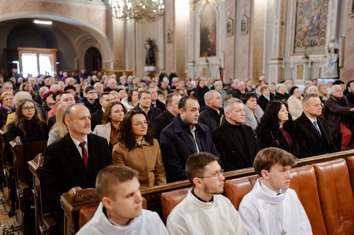 Közéleti szereplők és hívek sokasága töltötte meg a máramarosszigeti Borromeó-i Szent Károly Plébániatemplomot a felszentelési ünnepségen &bullet;  Fotó: Facebook/Szatmári Római Katolikus Egyházmegye