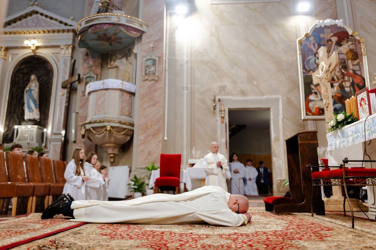 A leborulás a felszentelés szertartásának fontos eleme, ami a teljes alávetést, a világi éntől való megszabadulást jelenti az Isten iránti tiszteletadás, bűnbánat és megvilágosodás céljából &bullet;  Fotó: Facebook/Szatmári Római Katolikus Egyházmegye
