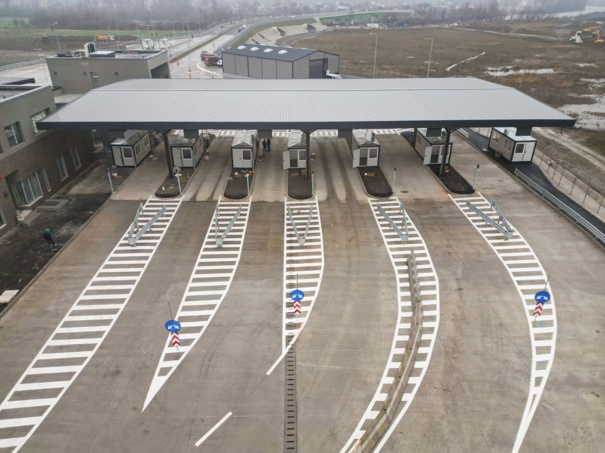 Az ország legmodernebb határátkelő-infrastruktúráját készítik •  Fotó: Facebook/Máramaros Megyei Tanács