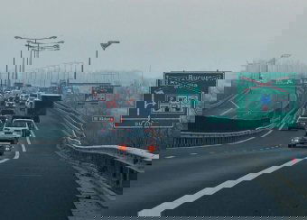 Hazatérő vendégmunkások miatt óriási a forgalom az A1-en, alternatív útvonalakat ajánl a rendőrség