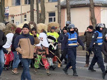 Könnygázzal akadályozták meg a hagyományos román bunkósbotos verekedést