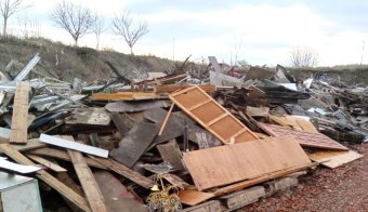 Egy hektárnyi szeméthegyet halmozott fel egy család a Maros partján