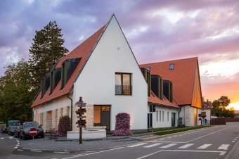 Művelődési ház Kalotaszentkirályon: példamutatás, hogyan lehet népi környezetbe korszerű épületet tervezni