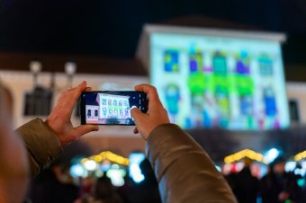 Fényfestés Sepsiszentgyörgyön: háromezer gyermekrajz a színház homlokzatán