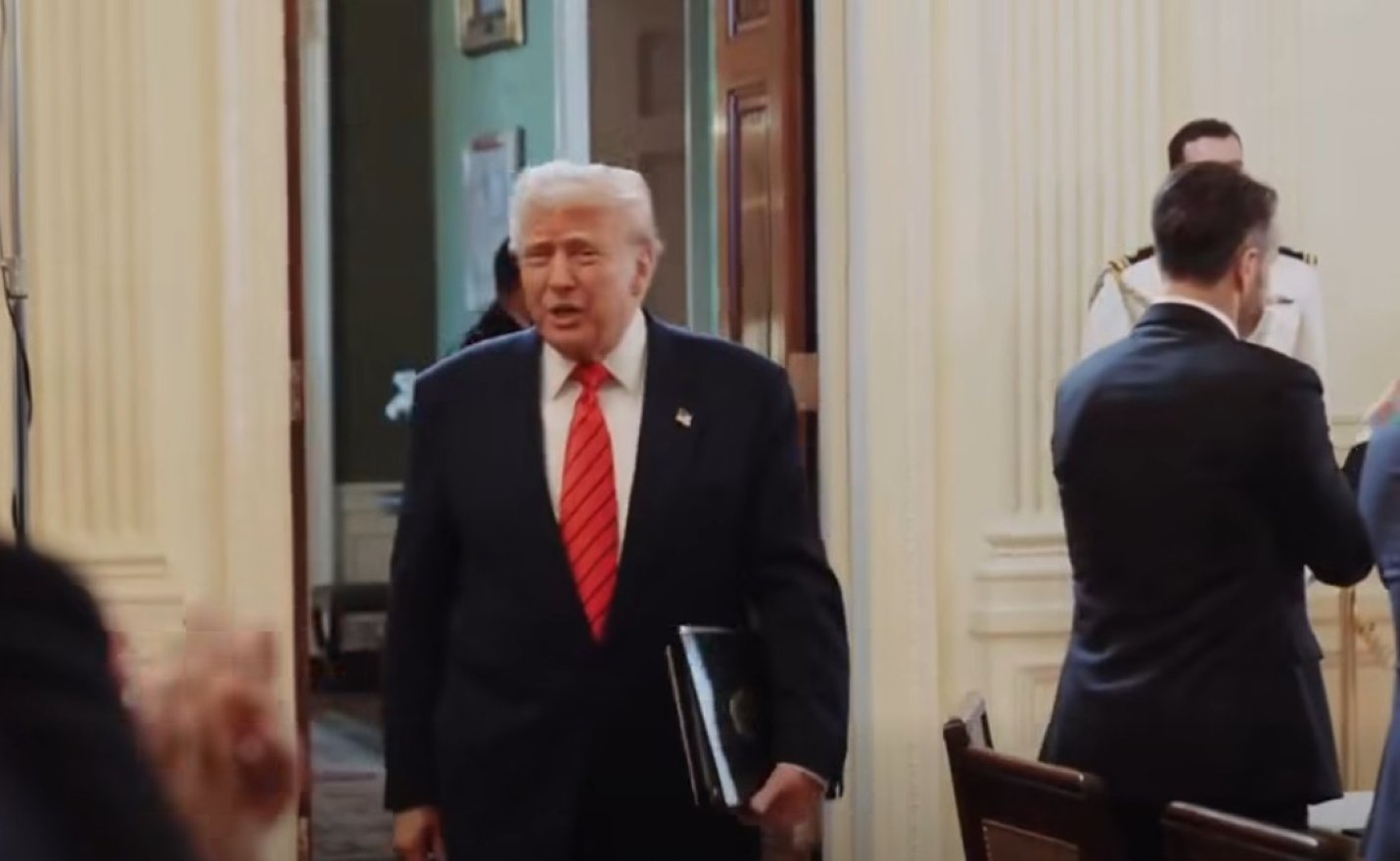 Donald Trump a Zelenszkijjel történő találkozó előtt: ,,jó és produktív telefonbeszélgetést folytattam Putyin elnökkel”