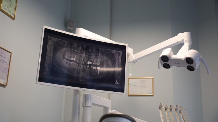 100 ezer lejre bírságolták, és felfüggesztették a bukaresti fogászat tevékenységét, ahol meghalt egy 2 éves kislány