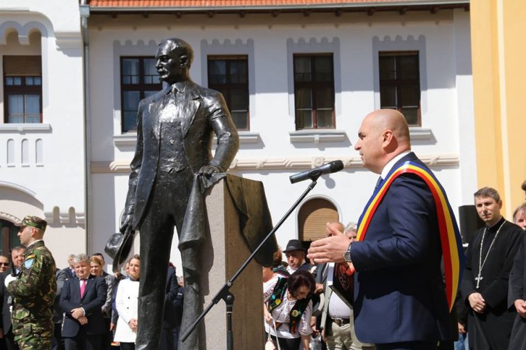 Soros- és magyarbérencnek állítják be az ügyvivő román államfőt