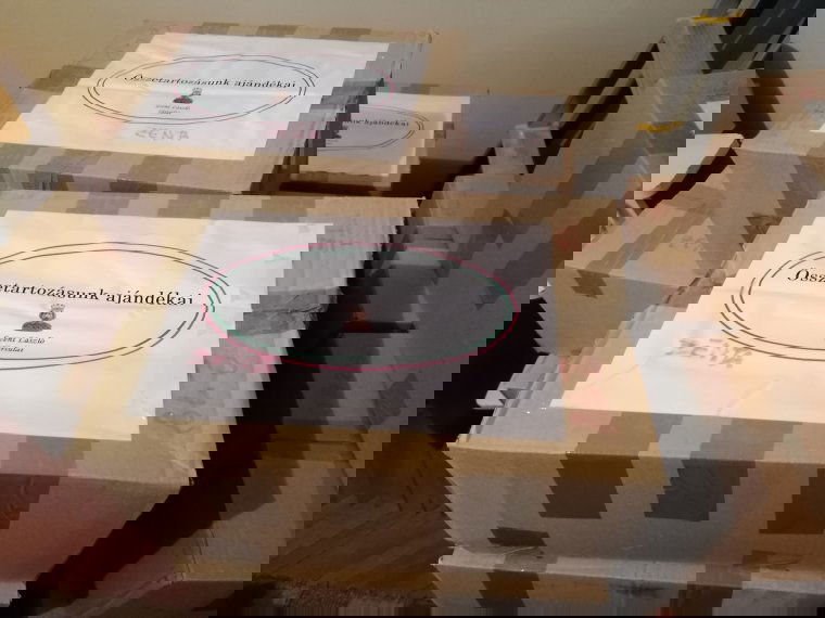 Erdélyi magyar gyerekek ezrei részesülnek az Összetartozásunk ajándékaiban