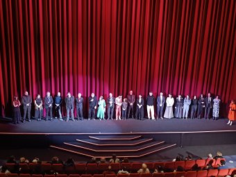 Erdélyi színésznő a Berlinale vörös szőnyegén, Simion és Ciucă kampányplakátjai a filmvásznon (helyszíni beszámoló)