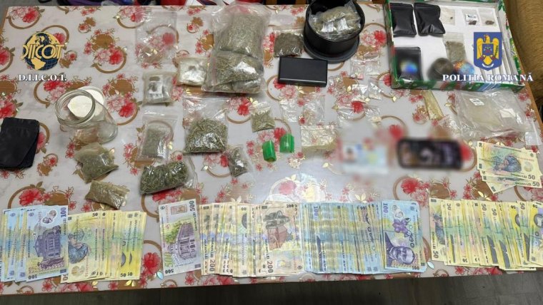 Drogkereskedőkre csaptak le a rendőrök, kábítószereket és készpénzt foglaltak le