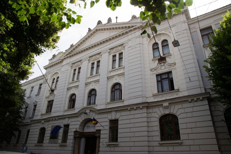 Restaurálják az ólomüvegablakokat is az aradi könyvtárépület felújításával egy időben