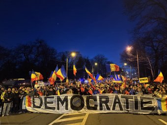 Balhés arcok és bántalmazás az AUR vasárnapi tüntetésén