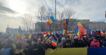 Több ezer Georgescu-szimpatizáns követelte az elnökválasztást érvénytelenítő határozat visszavonását