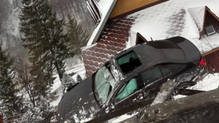 Panzió tetején „parkolt le” egy autó a népszerű hegyvidéki üdülőhelyen