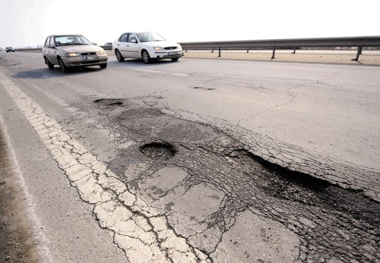 Defekteket okoznak a téli úthibák, a hatóságok szerint már zajlanak a javítások