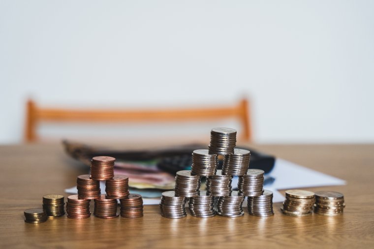 Különleges nyugdíjak: bár hivatalosan befagyasztották, a bírák és ügyészek illetménye mégis nőtt