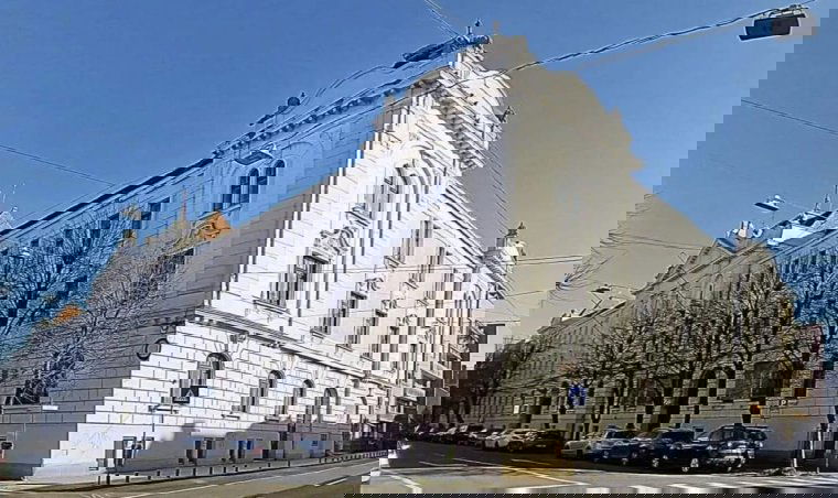 A restaurálás után ismét a történelmi főépületben fogadja a látogatókat az Arad megyei könyvtár